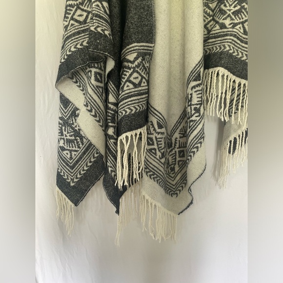Grey and white poncho - Picture 2 of 2